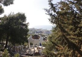 Vista del templete de los Jardines del Muro, con el municipio de Benalmádena al fondo.