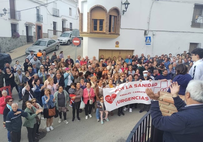 Los vecinos de ambos pueblos en las puertas del Consistorio.