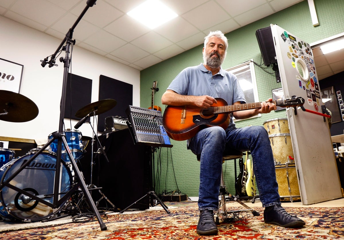 Antonio Luque, en el estudio de grabación Calmo Récord.