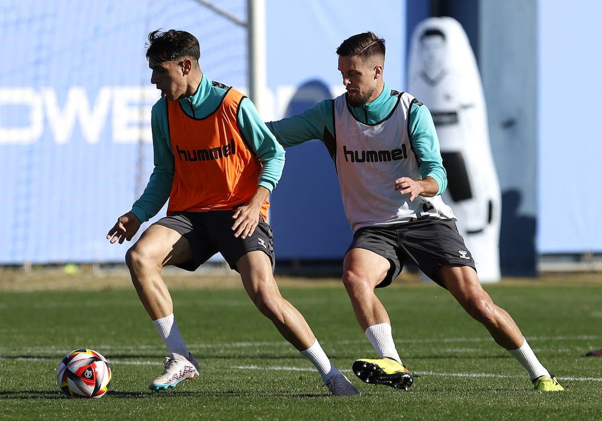 Genaro intenta quitarle el balón a Izan Merino en un entrenamiento de este curso.