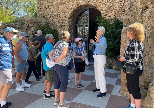 Marisa Mata ejerciendo su labor de guía con un grupo de turistas.