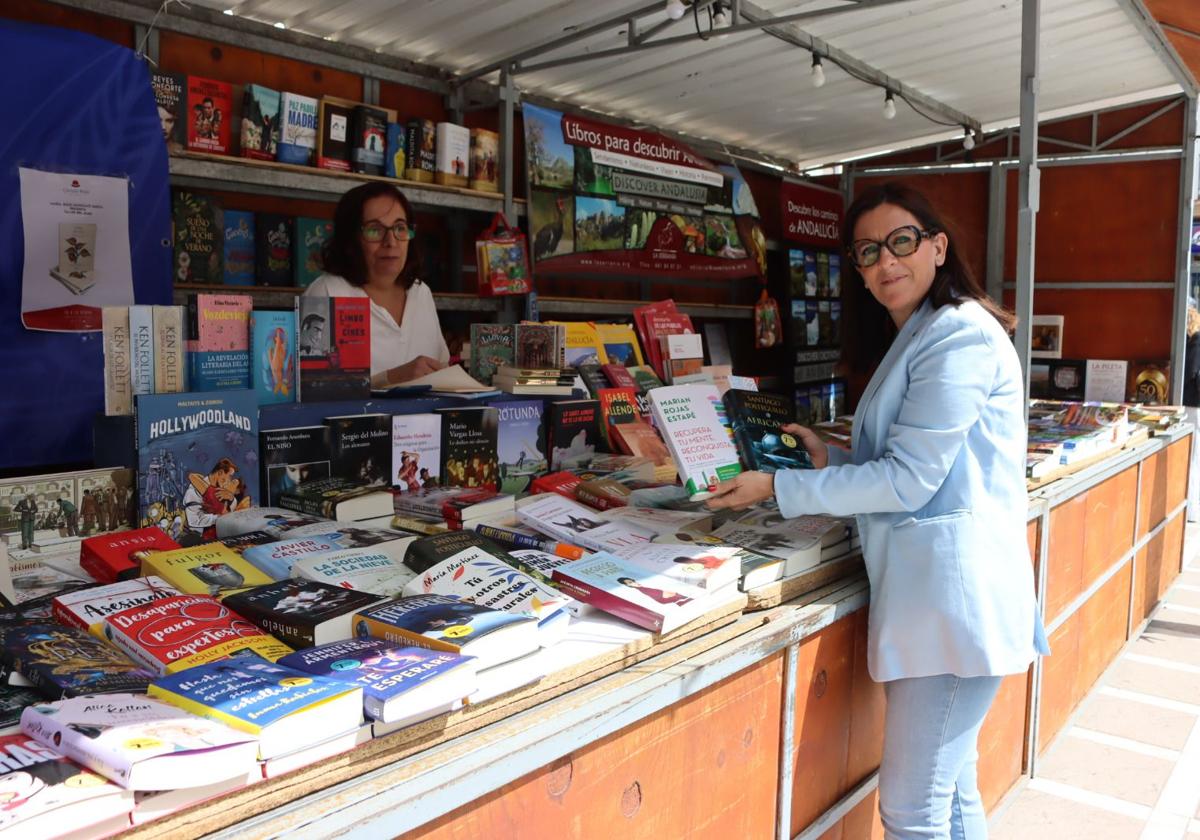 La edil de Cultura, Rebeca Muñoz, en uno de los stands.