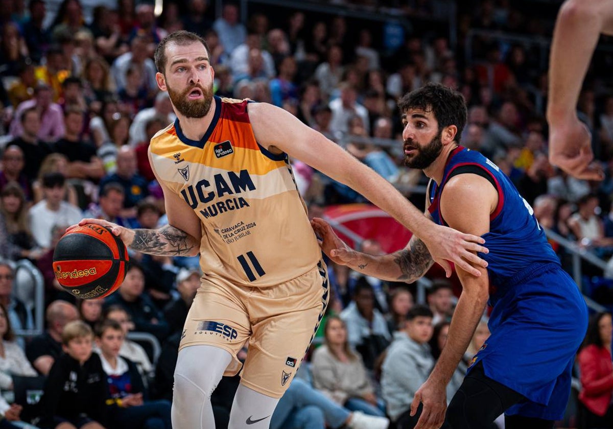 Radovic se marcha de Ricky Rubio.