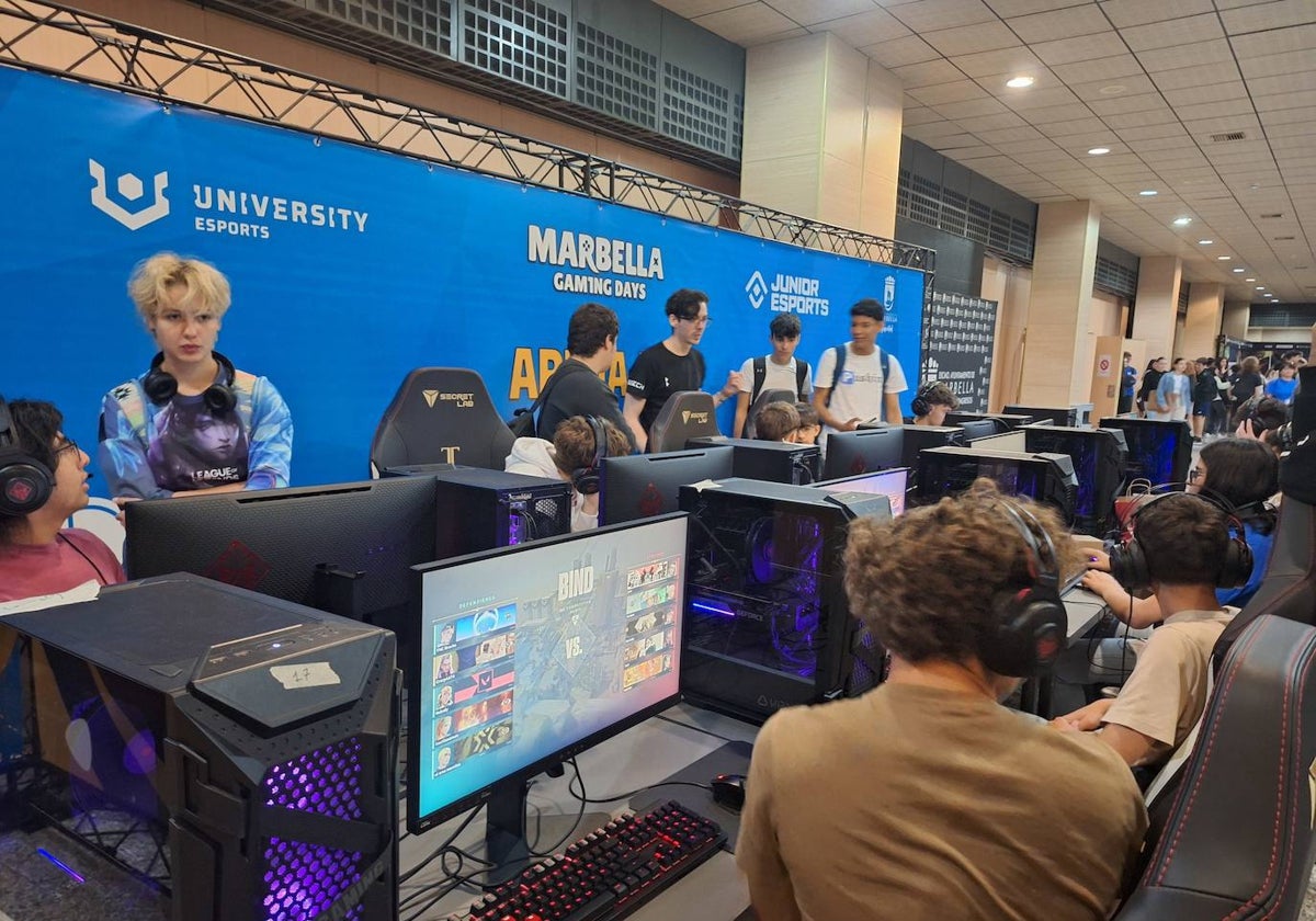 Un grupo de adolescentes juegan a Fortnite en la fanzone del evento.