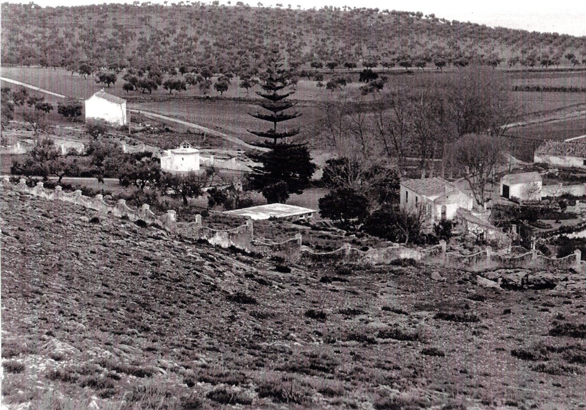 Imagen de 1930 en la que se observa la Ventilla de Zea, manantiales y, al fondo, el Cortijo de Cea.