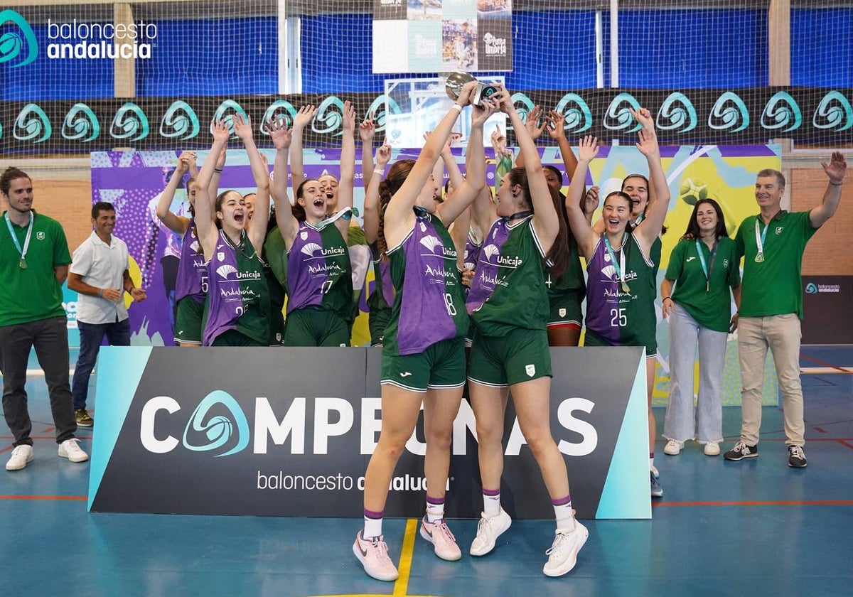 Las jugadoras del Unicaja celebran el título.