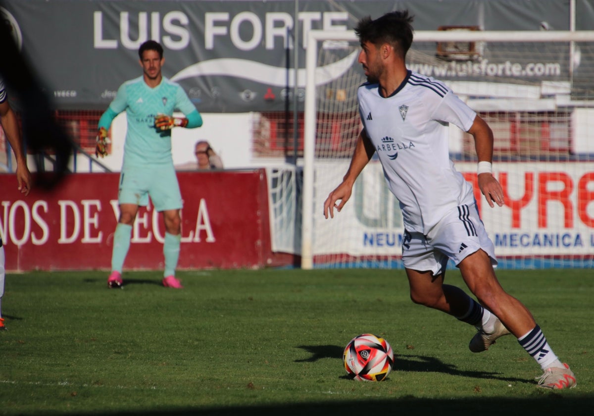 Álex Hernández y, al fondo, Lejárraga, con el Marbella en Yecla.