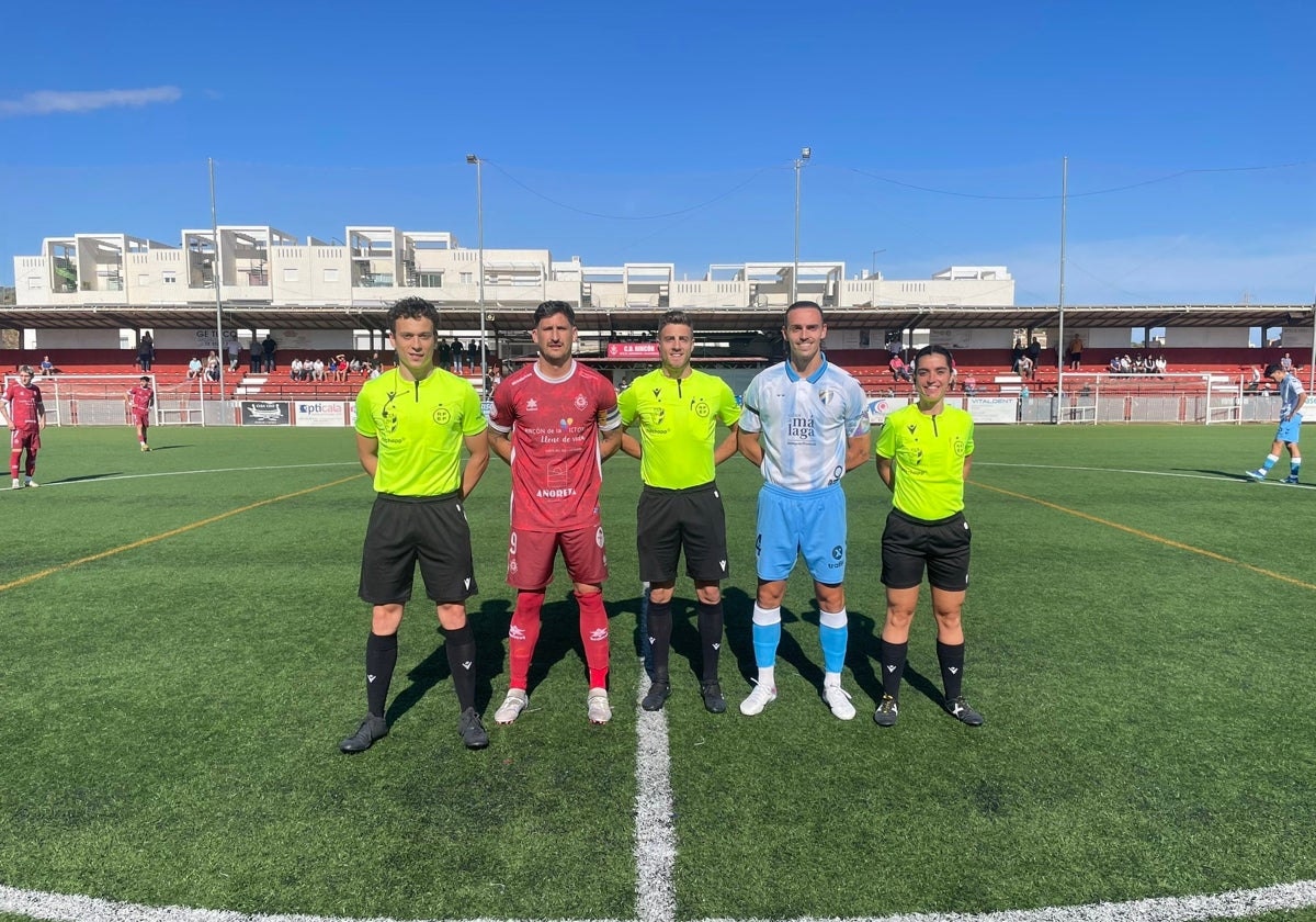 Los capitanes y el equipo arbitral, en el duelo Rincón-Atlético Malagueño.