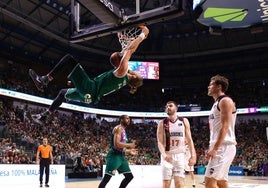 Osetkowski machaca con dureza la canasta del Baskonia.