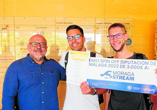 Los componentes de Moraga Stream, Julián Torres y Jesús Mudarra, junto al profesor Juan Francisco Gutiérrez Lozano.