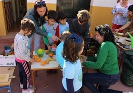 Niñas, niños y monitoras disfrutan de la actividad.