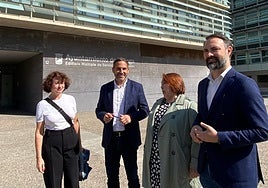 Rodríguez, Pérez, Martín y Ruiz Araujo, delante del edificio que alberga la Gerencia de Urbanismo.