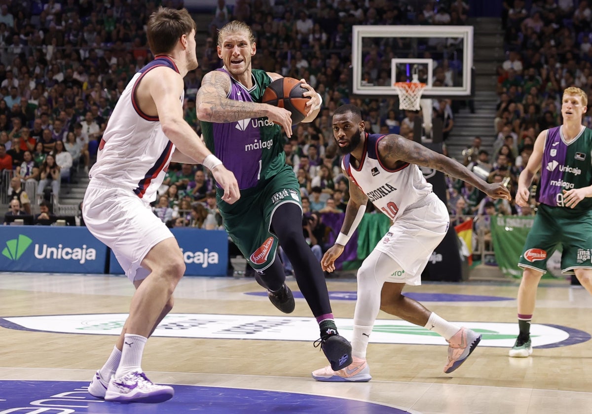 Osetkowski avanza en el partido contra el Baskonia.