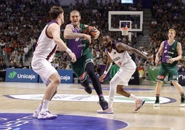 Osetkowski avanza en el partido contra el Baskonia.