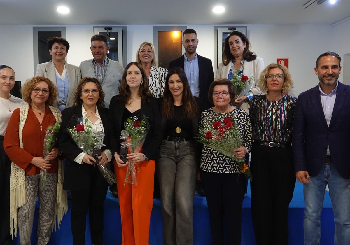 Acto de entrega del galardón al instituto torroxeño y a la escritora local.