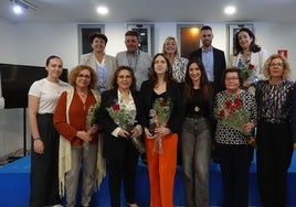 Acto de entrega del galardón al instituto torroxeño y a la escritora local.