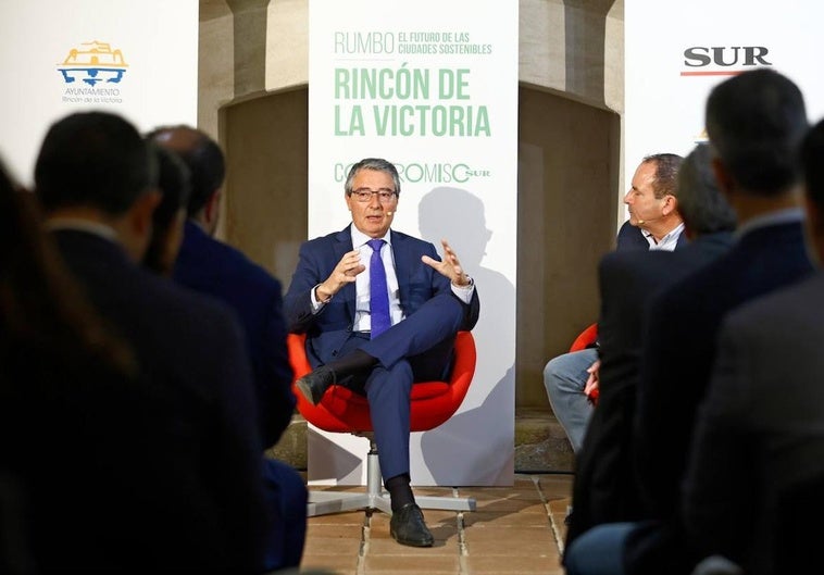 El alcalde, Francisco Salado, conversa con Manolo Castillo, director de SUR.