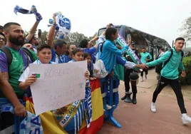 Aficionados del Málaga apoyan a los jugadores del equipo blanquiazul en uno de los desplazamientos multitudinarios de esta temporada.