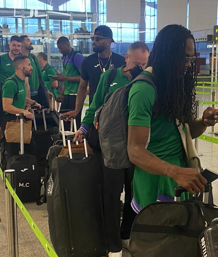 Imagen secundaria 2 - El equipo, esta mañana en el aeropuerto.