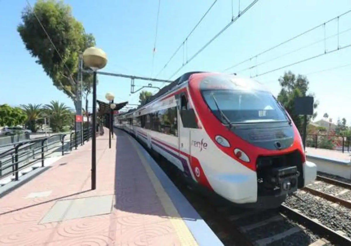 Un tren de Cercanías en uno de sus trayectos.