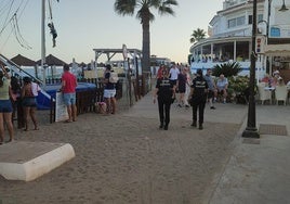 Agentes de la Policía Local en una zona hostelera de Mijas.