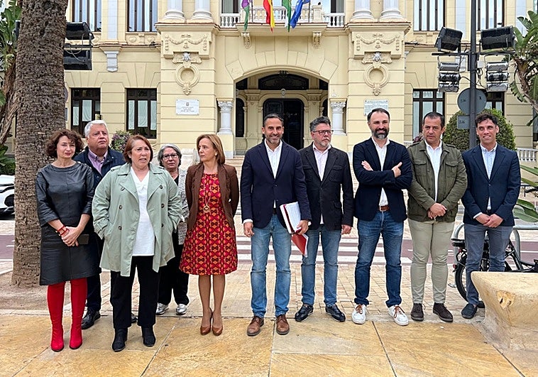 Dani Pérez, con los concejales socialistas, a la puerta del Ayuntamiento de Málaga.
