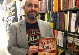 El autor, con su libro 'Málaga Negra 2' en el interior de la Librería Luces.