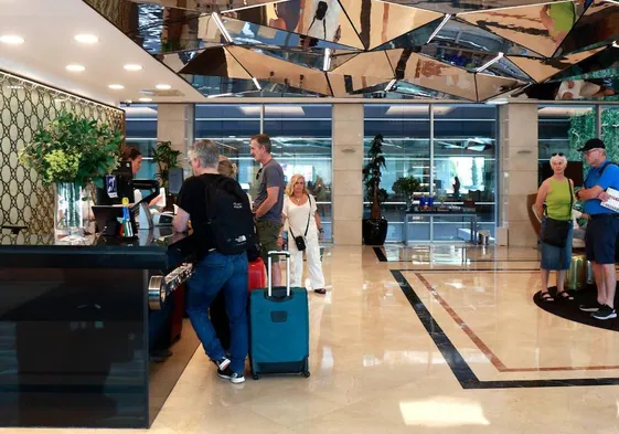 Turistas se registran en la recepción de un hotel de Málaga.