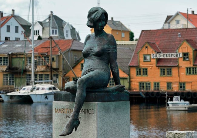 Estatua de Marilyn Monroe en el puerto.