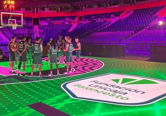 Los jugadores del Unicaja probaron la pista de leds sobre la que se jugará la