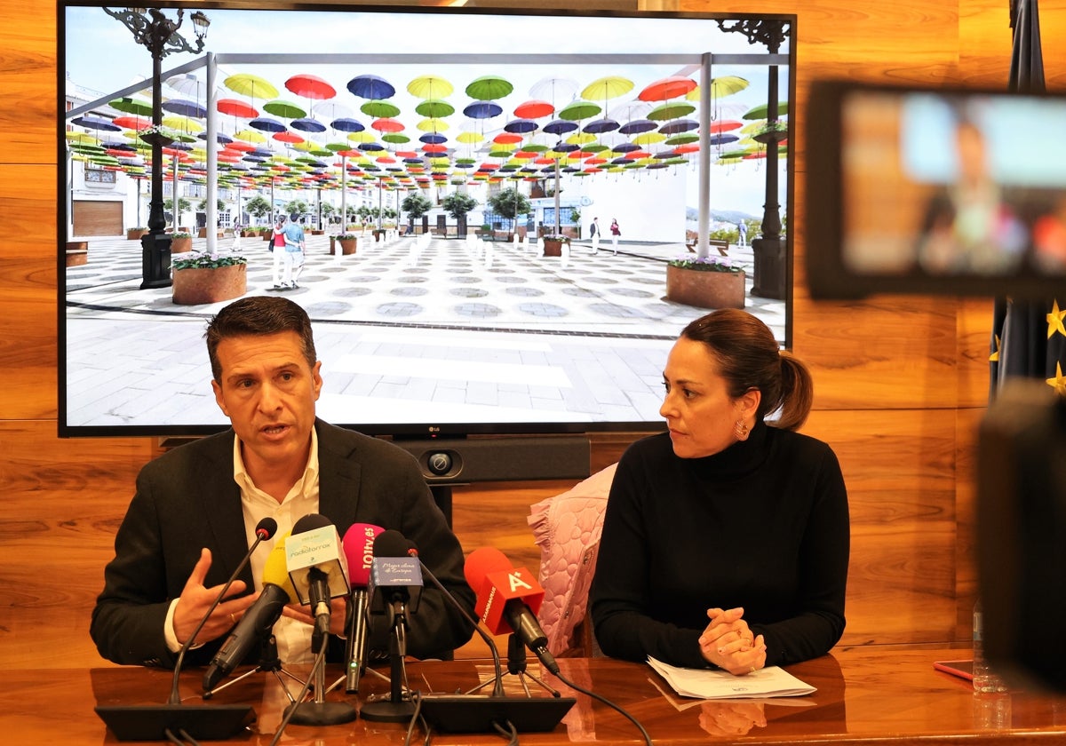El alcalde torroxeño, Óscar Medina, y la edil de Contratación, Paola Moreno, en la presentación del proyecto.