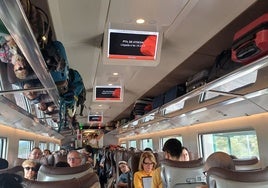 Pasajeros a bordo del tren afectado, durante la parada en Villanueva de Córdoba.