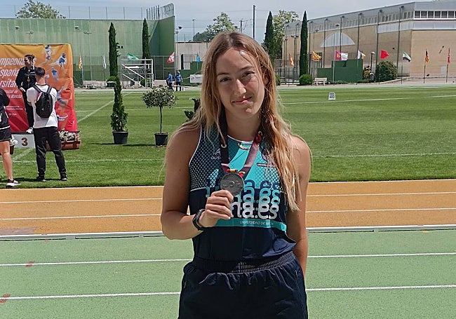 Virginia Martín Sepúlveda con su medalla de plata