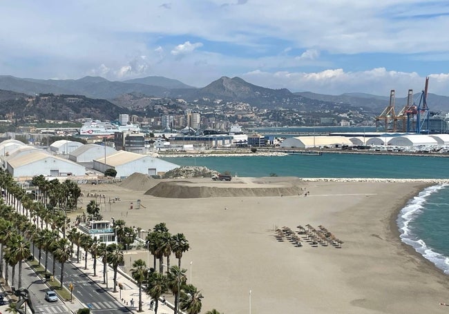 Vista panorámica del perfil de la playa, muy recuperado, a falta del último aporte.