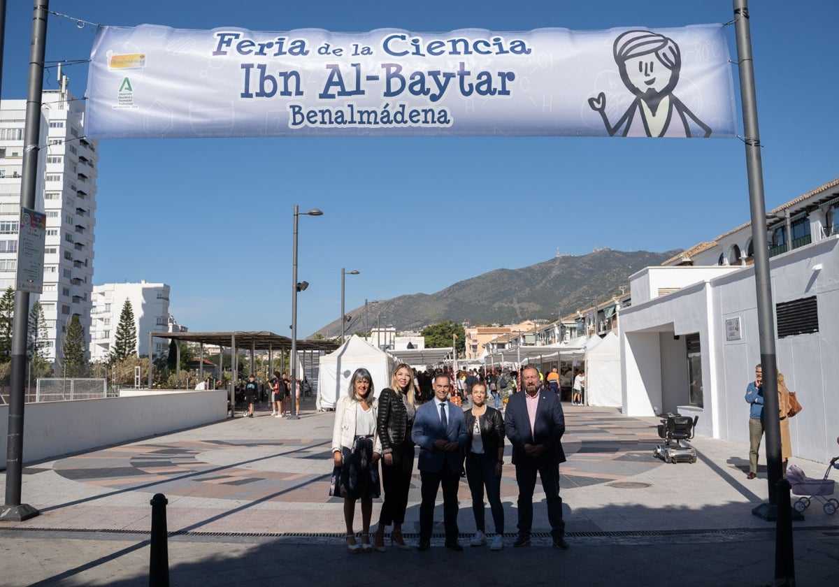 El alcalde junto con parte de su equipo, en la entrada a la Feria de las Ciencias.