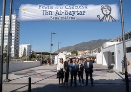 El alcalde junto con parte de su equipo, en la entrada a la Feria de las Ciencias.