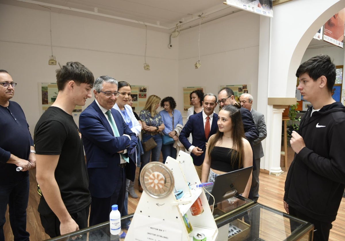 Visita a la muestra organizada por el centro.