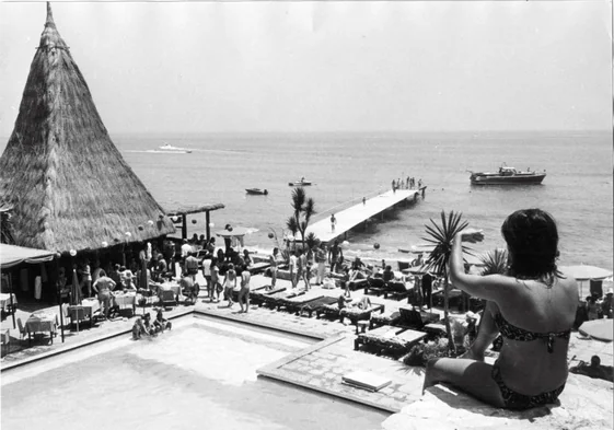 Imagen antigua del club de playa y de la piscina del hotel.
