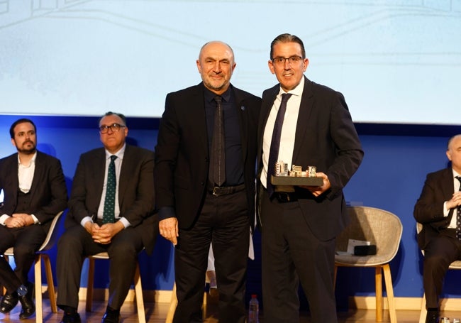 Sergio Corral, director general de Fundación Unicaja, con el decano, Eugenio Luque.