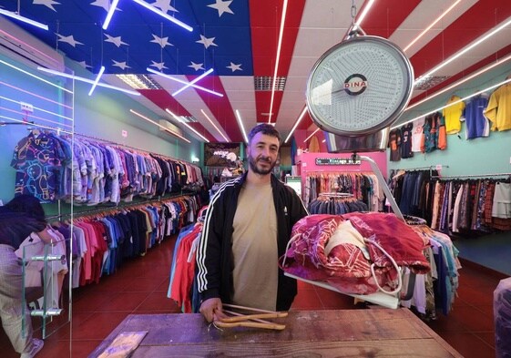 Javier Villanueva regenta Flamingos, una tienda de ropa americana que vende ropa al peso entre 13 y 54 euros el kilo.