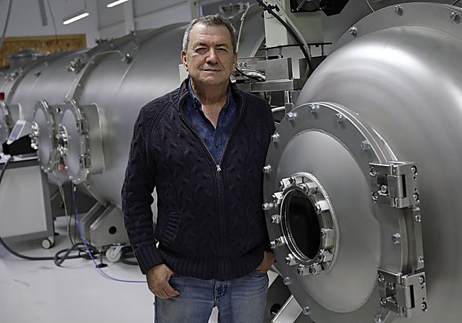 Javier Laserna, en el UMA Laserlab, con la cámara que simula la atmósfera marciana.