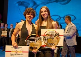 Sanz (izquierda), junto a otra de las premiadas de la gala nacional.