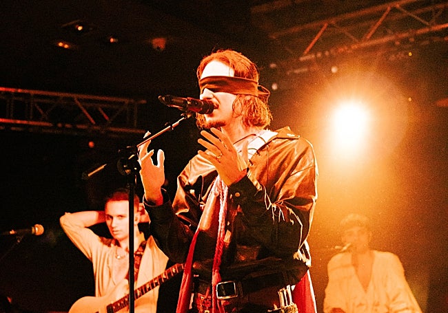 Desmelenao durante el show de su primer álbum 'El niño ciego y alado',