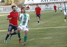 Luismi Gutiérrez protege el balón ante Coke, en el duelo ante el Sanluqueño en El Maulí.