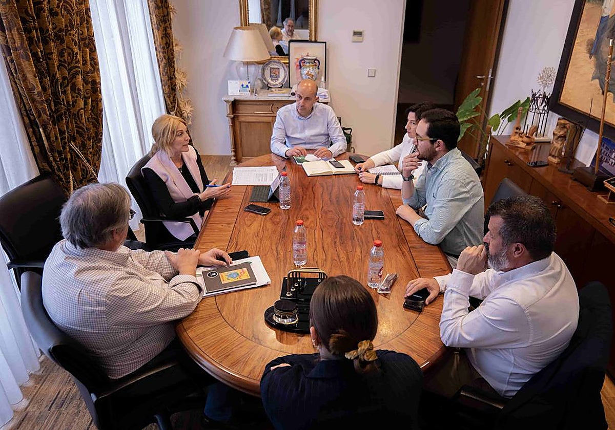Reunión estratégica del Ayuntamiento de Archidona y la Junta de Andalucía con el alcalde, Manuel Almohalla y la viceconsejera de Industria, Ana María Vielba.