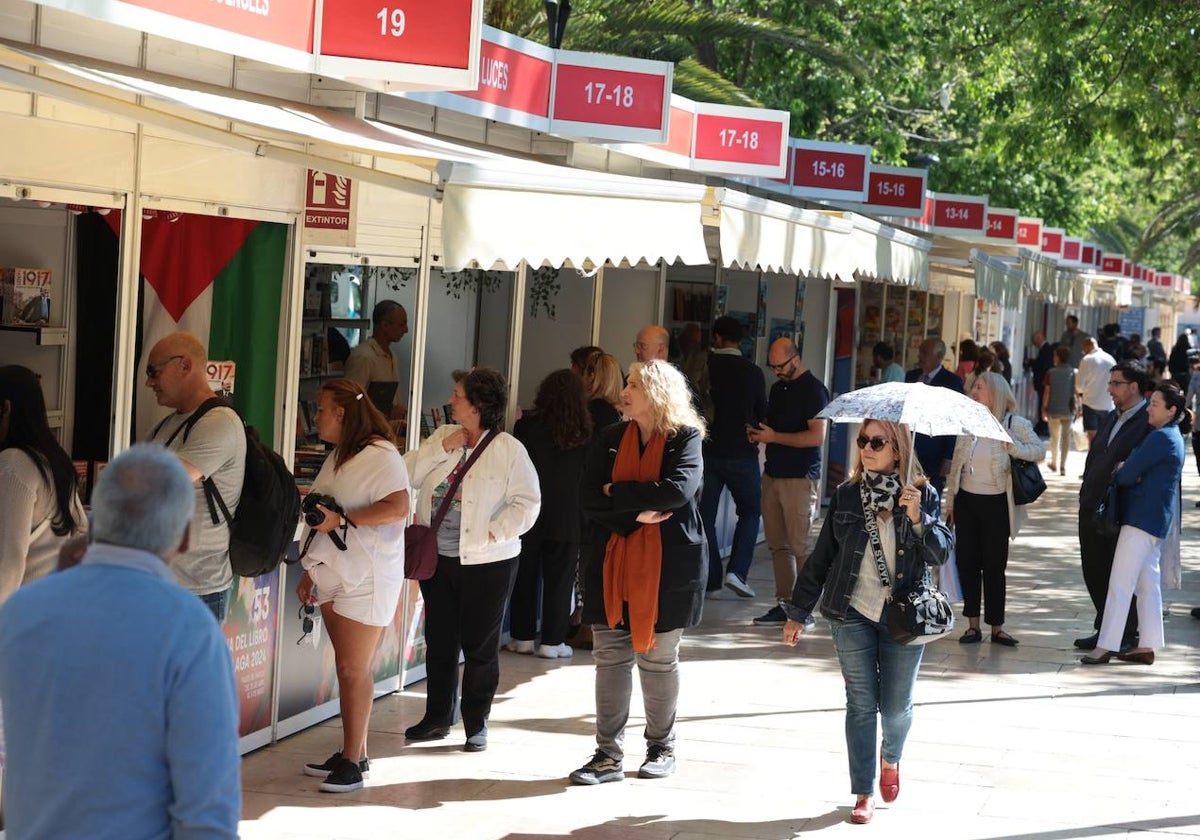 El público ha respondido a la inauguración de la Feria del Libro que ofrecía un excelente ambiente.