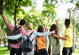 Jóvenes se divierten en un parque.