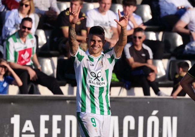 Kuki celebra un gol del Córdoba.