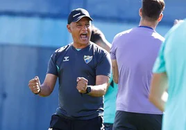 El entrenador del Málaga, Sergio Pellicer, durante un momento del entrenamiento de este viernes en el Anexo de La Rosaleda.