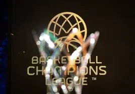 Imagen del trofeo de la Champions con el logo de la competición al fondo.